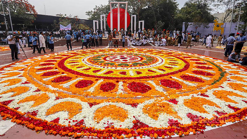 আন্তর্জাতিক মাতৃভাষা দিবসে শ্রদ্ধার ফুলে ঢেকে যায় কেন্দ্রীয় শহীদ মিনার। ছবি: আসিফ মাহমুদ অভি