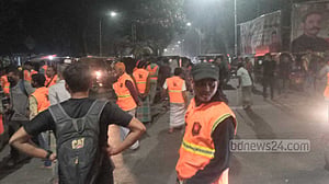 রিকশা ডাম্পিংয়ের প্রতিবাদে ঢাকার পলাশী মোড়ে অবরোধ
