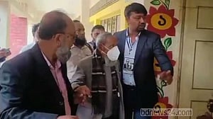 ‘অসমাপ্ত কাজ শেষ করব’, ভোট দিয়ে বললেন উকিল সাত্তার