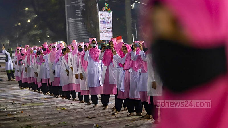 একুশে ফেব্রুয়ারির সকালে কেন্দ্রীয় শহীদ মিনারে শ্রদ্ধ নিবেদন করেন শ্যামলী নার্সিং কলেজের শিক্ষার্থীরা।&amp;nbsp;ছবি: মাহমুদ জামান অভি