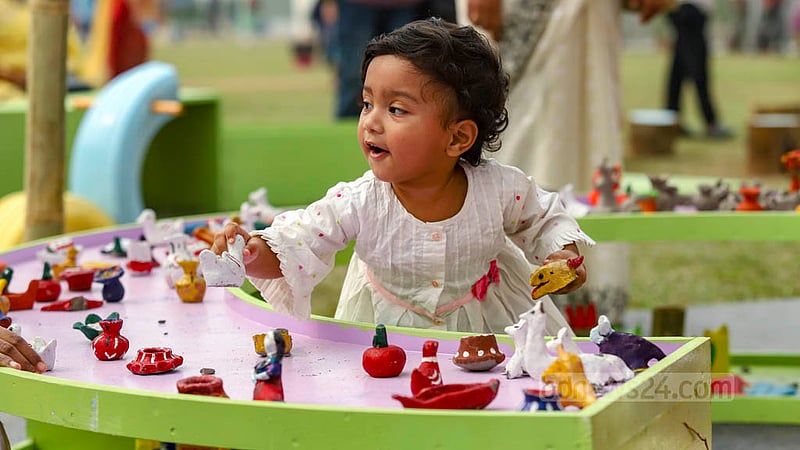 ব্র্যাকের হোপ ফেস্টিভালে শিশুদের জন্য রয়েছে খেলার জগৎ, যেখানে কচিকাঁচারা তাদের মত সময় পার করতে পারছে।&amp;nbsp;ছবি: মাহমুদ জামান অভি
