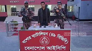 বেনাপোলে ভারত ফেরত যাত্রীর কাছ থেকে সোয়া ৯ লাখ রুপি উদ্ধার