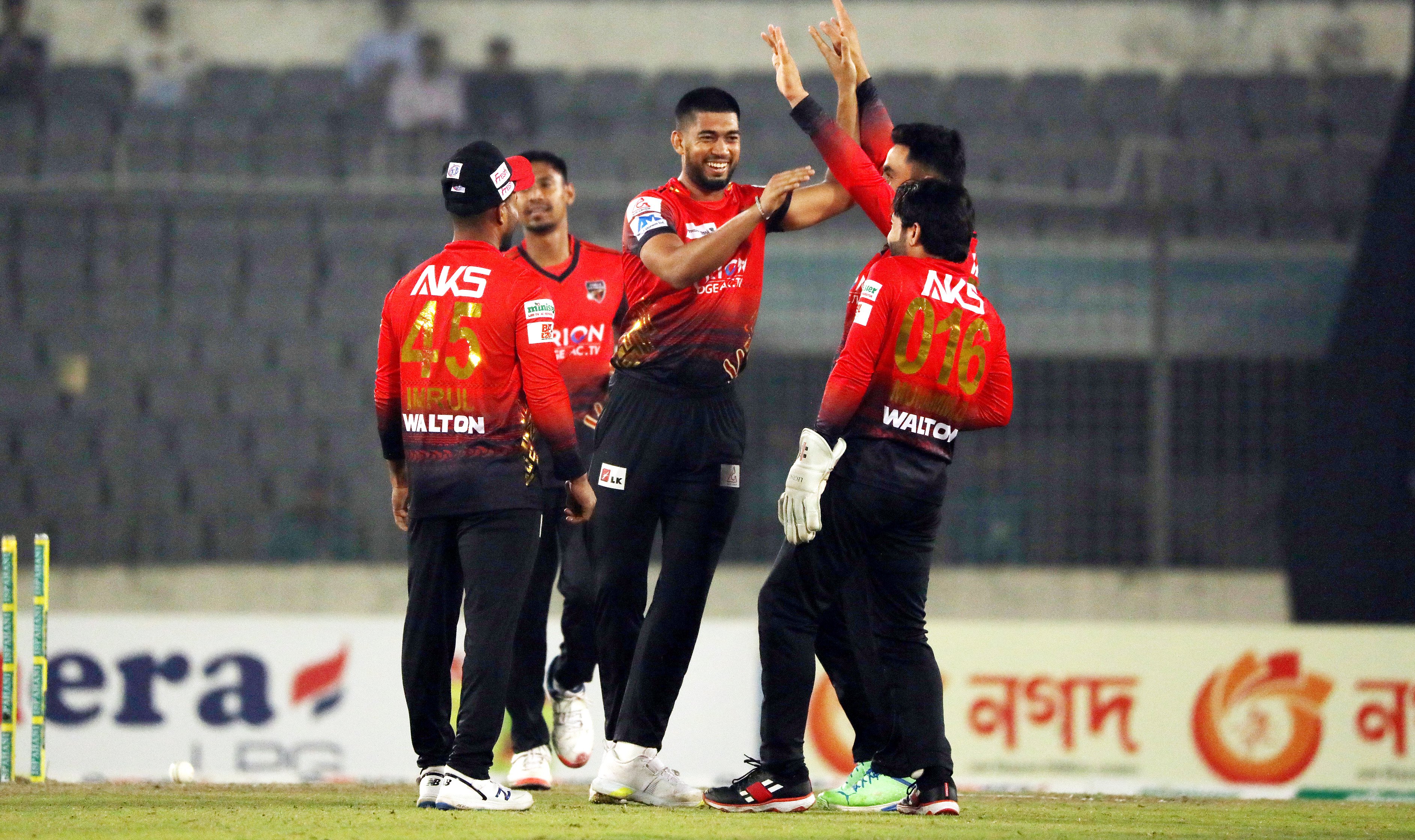 মুকিদুলের তোপের পর রাসেল ঝড়ে কুমিল্লার রেকর্ড