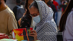 শেষ সময়ের বইমেলায় ভিড়