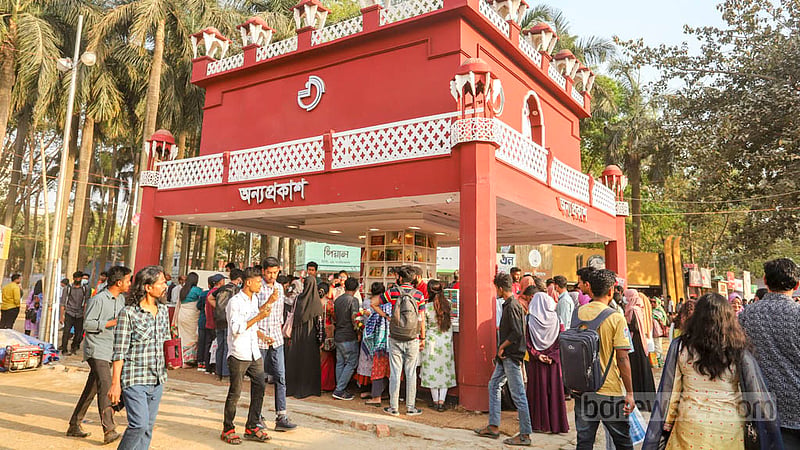 অমর একুশে বইমেলার শেষ দিন মঙ্গলবার প্রায় সব স্টলে দেখা যায় বইপ্রেমীদের ভিড়। ছবি: আসিফ মাহমুদ অভি