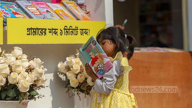 ছোটদের পছন্দের তালিকায় সবার আগে শিশুতোষ গল্পের বই, সেইসঙ্গে ইংরেজি শেখার বইও কিনছে তারা।&amp;nbsp;ছবি: মাহমুদ জামান অভি