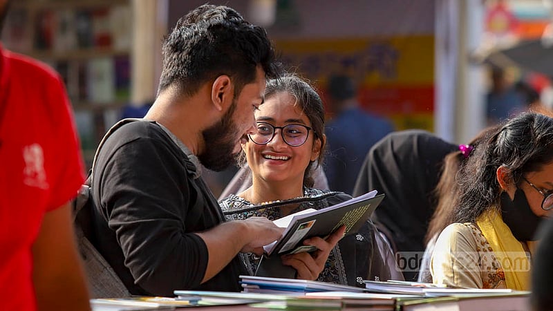 বইমেলা শেষ হবার আর একদিন বাকি, সোমবার মেলায় দেখা মেলে প্রায় সব বয়সের মানুষের।&amp;nbsp;ছবি: মাহমুদ জামান অভি