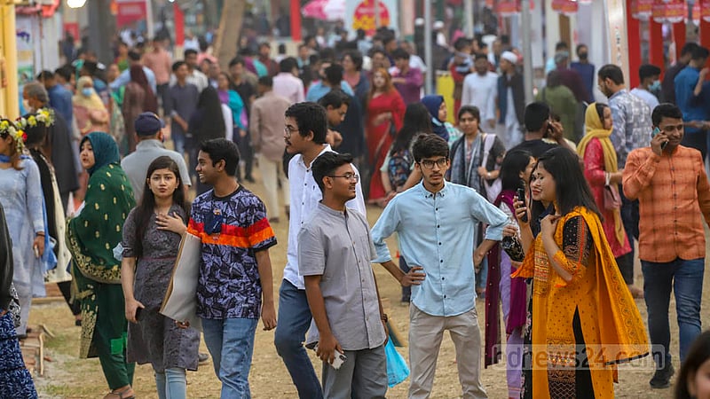বইমেলার সোহরাওয়াদী উদ্যান প্রাঙ্গণে বৃহস্পতিবার ছিল বইপ্রেমীদের ভিড়। ছবি: আসিফ মাহমুদ অভি