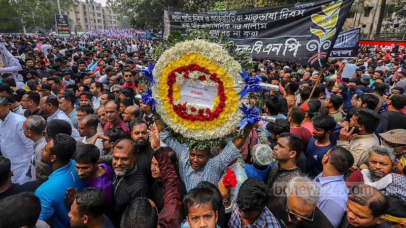 আন্তর্জাতিক মাতৃভাষা দিবসে কেন্দ্রীয় শহীদ মিনারে ভাষা শহীদদের শ্রদ্ধা জানাতে মানুষের লাইন। ছবি: আসিফ মাহমুদ অভি