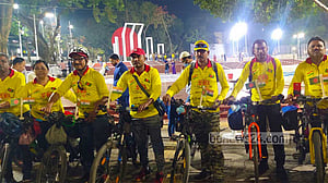 ভাষা শহীদদের শ্রদ্ধা জানাতে সাইকেলে কলকাতা থেকে ঢাকায়