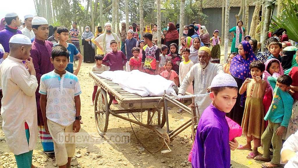 রেললাইনে বসে ফোনালাপ, প্রাণ গেল কলেজছাত্রের