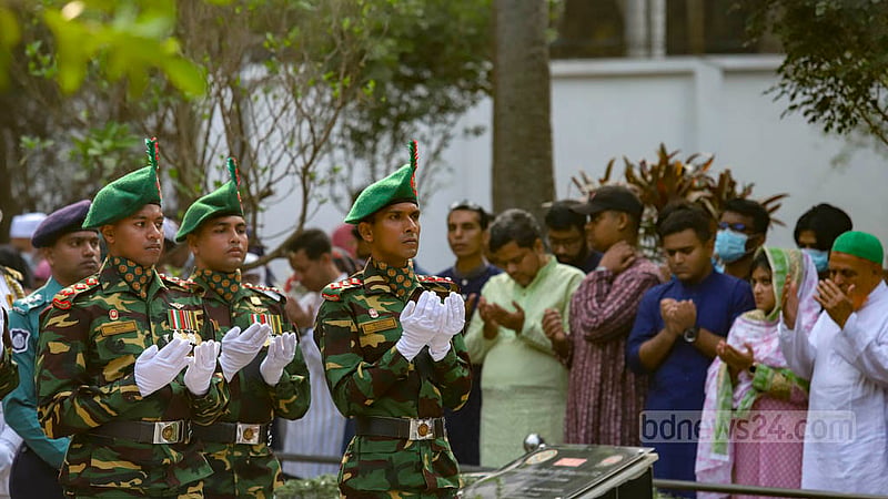 পিলখানা হত্যাকাণ্ডের ১৪ বছর পূর্তির দিনে শনিবার বনানী সামরিক কবরস্থানে নিহত সেনা কর্মকর্তাদের কবরে শ্রদ্ধা নিবেদনের পর মোনাজাত।&amp;nbsp;ছবি: মাহমুদ জামান অভি