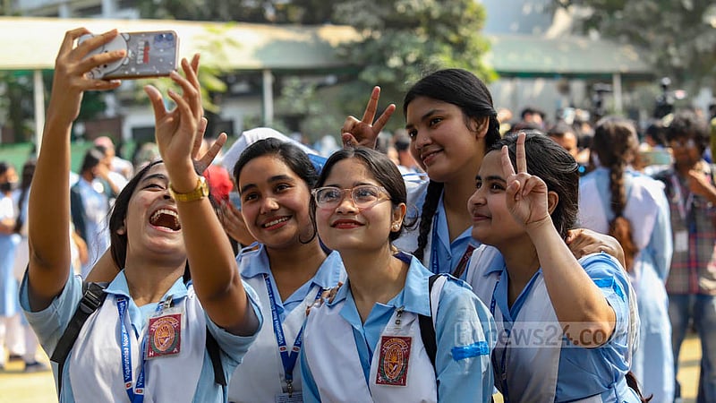 উচ্চ মাধ্যমিকে ভালো ফলাফলে উল্লসিত ভিকারুননিসা নূন স্কুল অ্যান্ড কলেজের শিক্ষার্থীরা।&amp;nbsp;ছবি: মাহমুদ জামান অভি