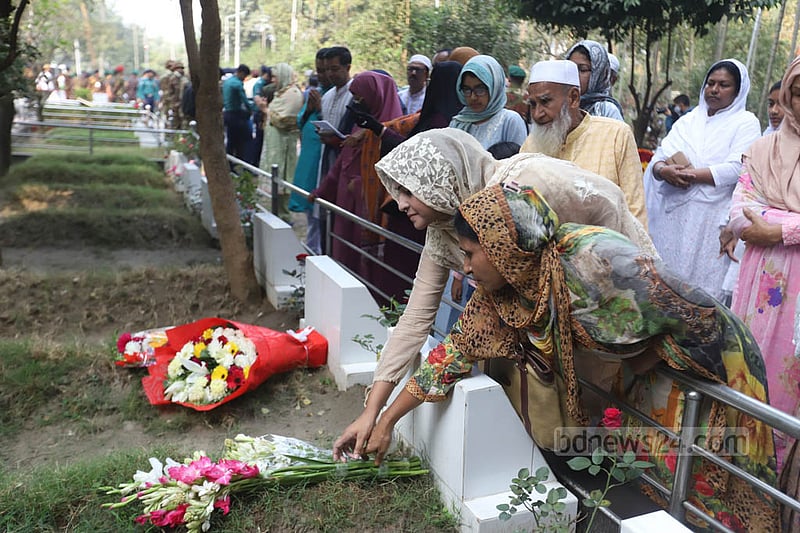 ১৪ বছর আগে বিডিআর বিদ্রোহের ঘটনায় নিহত সেনা কর্মকর্তাদের স্মরণে শনিবার বনানীর সামরিক কবরস্থানে তাদের কবরে ফুল দিয়ে শ্রদ্ধা জানায় পরিবারের সদস্যরা।&amp;nbsp;ছবি: মাহমুদ জামান অভি