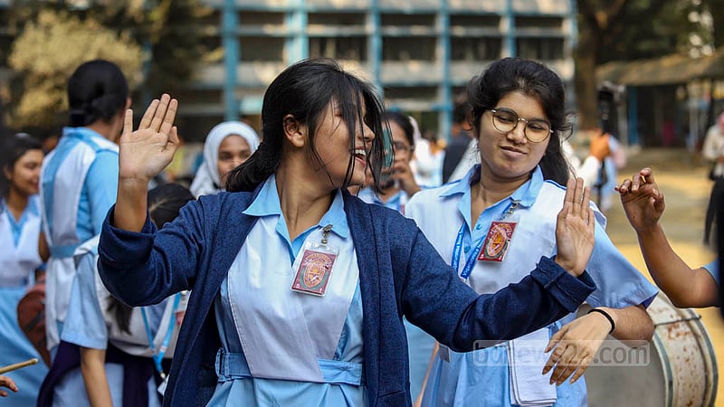 উচ্চ মাধ্যমিকে ভালো ফলাফলে উল্লসিত ভিকারুননিসা নূন স্কুল অ্যান্ড কলেজের শিক্ষার্থীরা।&amp;nbsp;ছবি: মাহমুদ জামান অভি