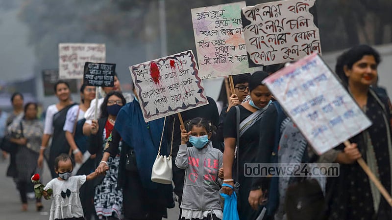 একুশে ফেব্রুয়ারির সকালে বিভিন্ন শিক্ষা প্রতিষ্ঠানের শিক্ষার্থী আর সংগঠনের সদস্যরা কেন্দ্রীয় শহীদ মিনারে আসেন প্রভাতফেরি করে।&amp;nbsp;ছবি: মাহমুদ জামান অভি