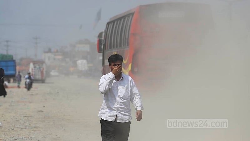 ধুলা এতই বেশি যে ঢাকার আমিনবাজার এলাকায় তা থেকে বাঁচতে নাক-মুখ ঢাকতে হাত লাগে। ছবি: আসিফ মাহমুদ অভি