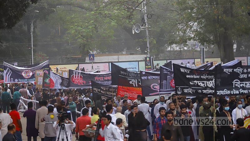 আন্তর্জাতিক মাতৃভাষা দিবসে মঙ্গলবার সকালে ঢাকার কেন্দ্রীয় শহীদ মিনারে মানুষের ঢল।&amp;nbsp;ছবি: মাহমুদ জামান অভি