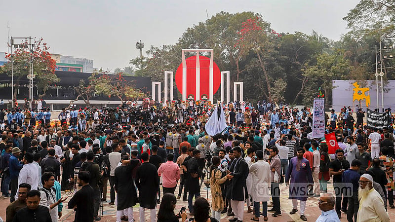 আন্তর্জাতিক মাতৃভাষা দিবসে ভাষা শহীদদের প্রতি শ্রদ্ধা জানাতে মানুষের ঢল নামে কেন্দ্রীয় শহীদ মিনারে। ছবি: আসিফ মাহমুদ অভি