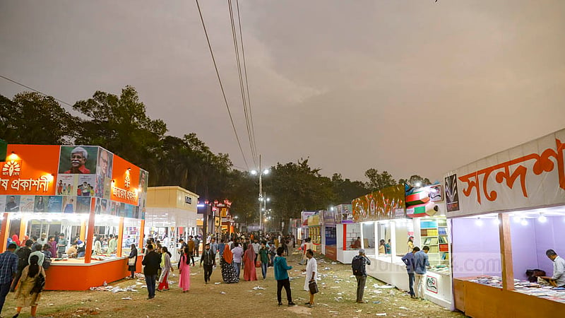 একুশে বইমেলার প্রথম দিন বুধবার সোহরাওয়ার্দী উদ্যানের বিভিন্ন স্টল।&amp;nbsp;ছবি: মাহমুদ জামান অভি