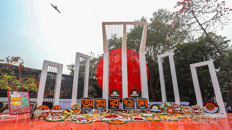 আন্তর্জাতিক মাতৃভাষা দিবসে শ্রদ্ধার ফুলে ঢেকে যায় কেন্দ্রীয় শহীদ মিনার। ছবি: আসিফ মাহমুদ অভি
