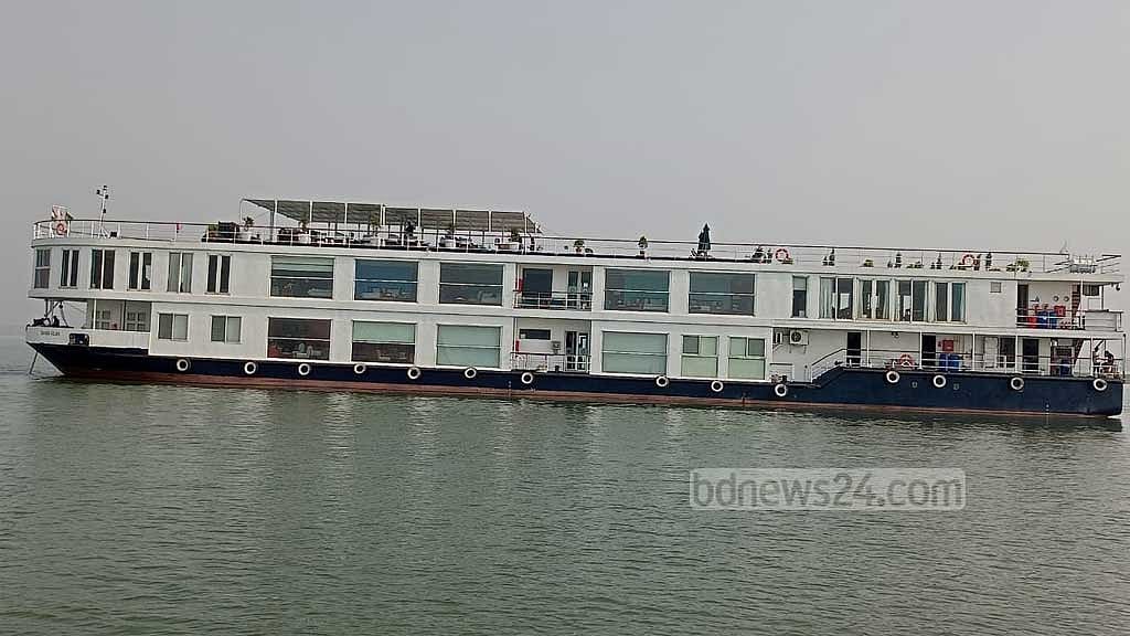 ‘গঙ্গা বিলাস’ এখন কুড়িগ্রামের চিলমারী বন্দরে