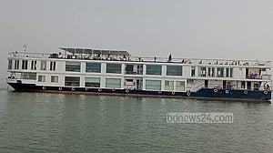 ‘গঙ্গা বিলাস’ এখন কুড়িগ্রামের চিলমারী বন্দরে