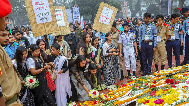 আন্তর্জাতিক মাতৃভাষা দিবসে কেন্দ্রীয় শহীদ মিনারে ভাষা শহীদদের শ্রদ্ধা জানায় সর্বস্তরের মানুষ। ছবি: আসিফ মাহমুদ অভি