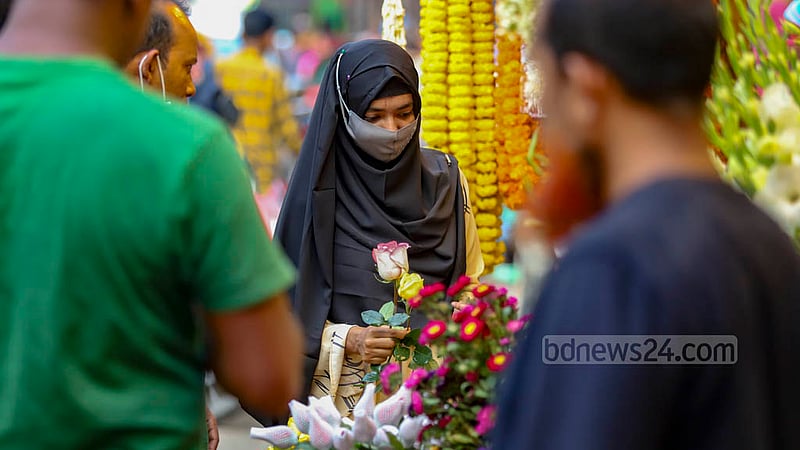 শাহবাগে সারা বছর ফুল বেচা হলেও ফেব্রুয়ারি মাসের বিকিকিনি অন্য সময়ের তুলনায় বেশি।&amp;nbsp;ছবি: মাহমুদ জামান অভি