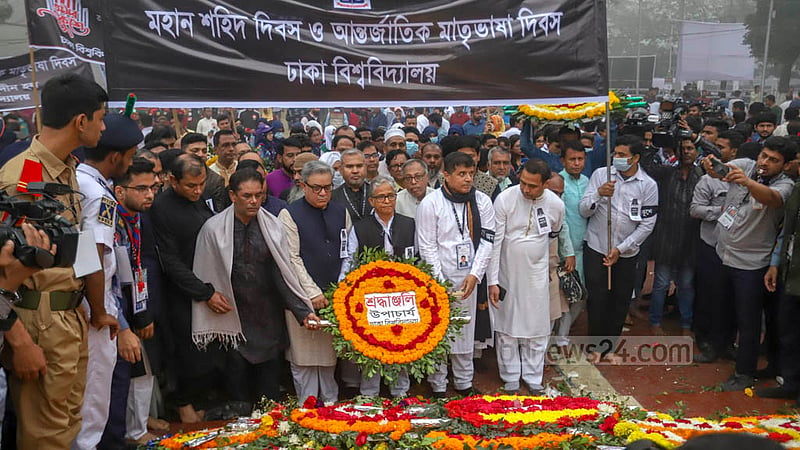 একুশের সকালে ঢাকা বিশ্ববিদ্যালয়ের পক্ষ থেকে উপাচার্য মো. আখতারুজ্জামান কেন্দ্রীয় শহীদ মিনারে ফুল দিয়ে শ্রদ্ধা নিবেদন করেন।&amp;nbsp;ছবি: মাহমুদ জামান অভি