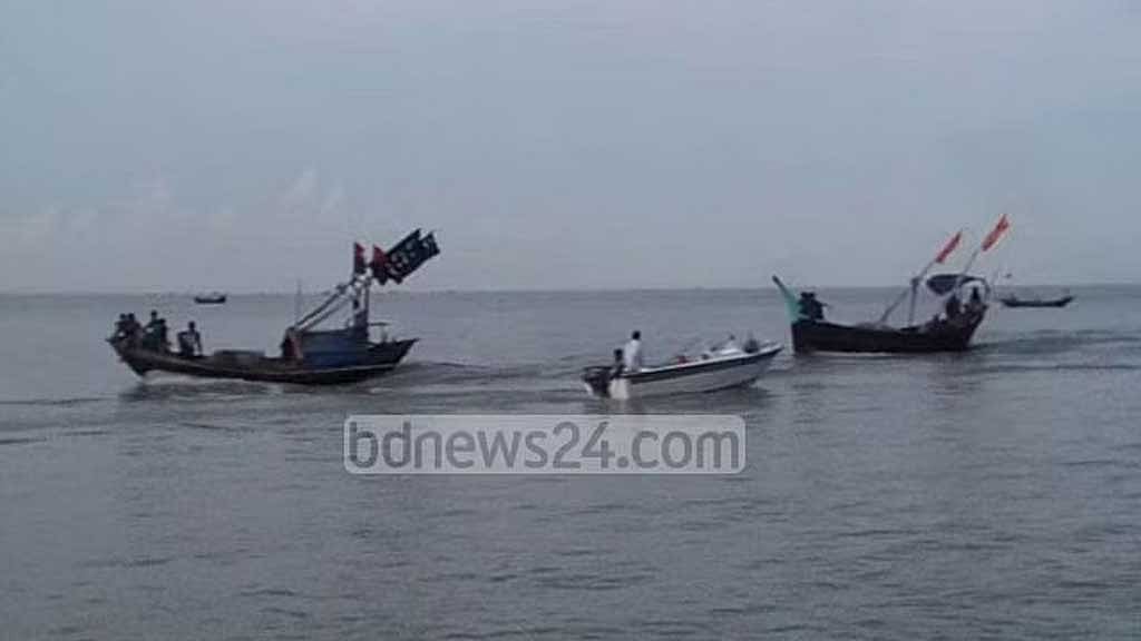 ট্রলারে ডাকাতদের গুলি: বঙ্গোপসাগরে ফেলে দেওয়া জেলেদের সন্ধান চলছে