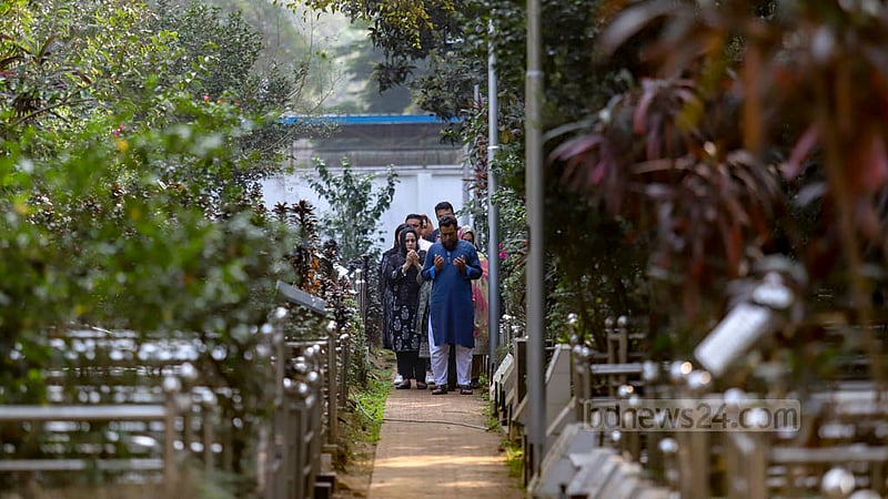 বিডিআর বিদ্রোহের বার্ষিকীতে শনিবার বনানী সামরিক কবরস্থানে নিহদের স্মৃতির প্রতি শ্রদ্ধা নিবেদন শেষে মোনাজাতে স্বজনরা।&amp;nbsp;ছবি: মাহমুদ জামান অভি