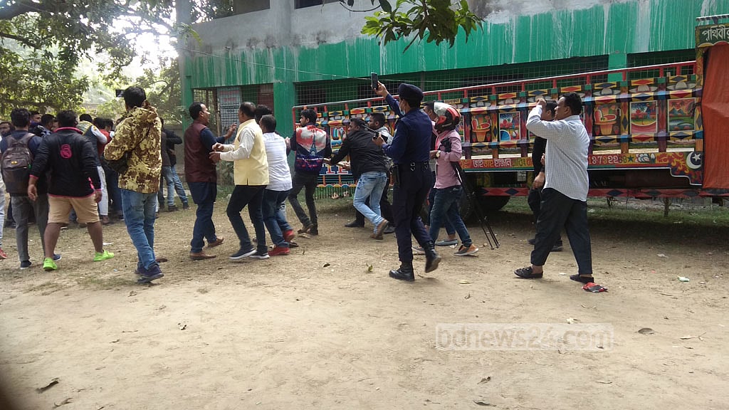 চাঁপাইনবাবগঞ্জ-৩: ভোটের শুরুতেই ধাওয়া-পাল্টা ধাওয়া
