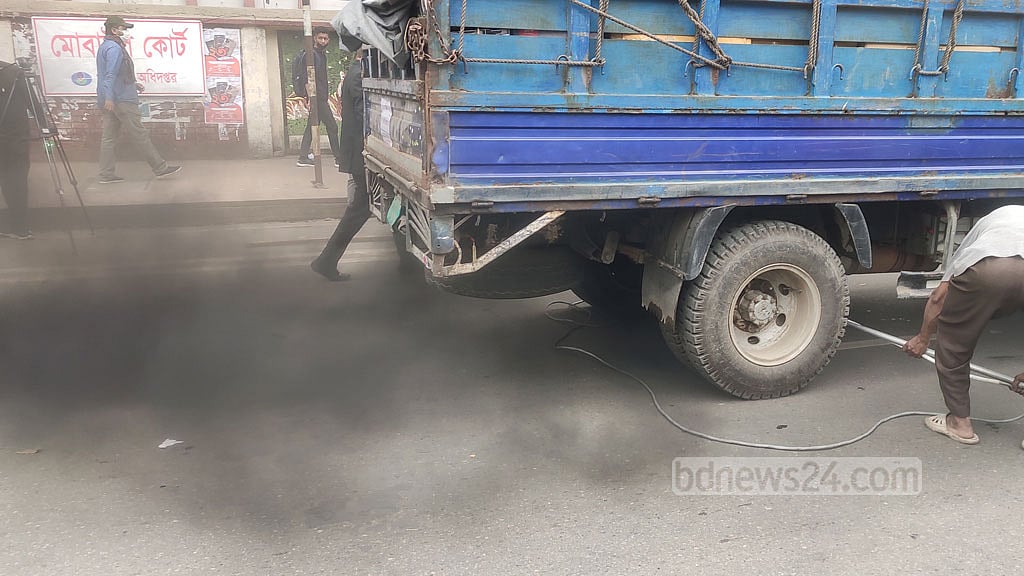 ৯ গাড়ির সাতটিই ছড়ায় দূষণ, উচ্চ মাত্রার হর্ন ‘সবগুলোতেই’