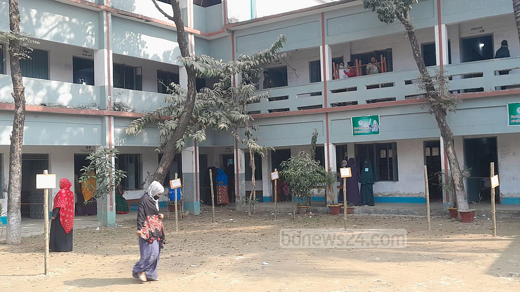 বগুড়ায় ভোটার কম, তৎপর শুধু নৌকা