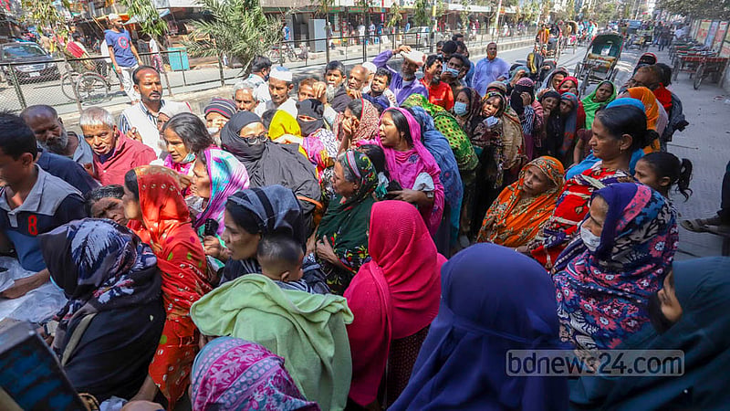 কিছুটা সাশ্রয়ের আশায় ওএমএসের ট্রাকসেলের সামনে দীর্ঘ সময় দাঁড়িয়ে থাকতে দেখা যায় বিভিন্ন শ্রেণির মানুষকে। ছবি: আসিফ মাহমুদ অভি