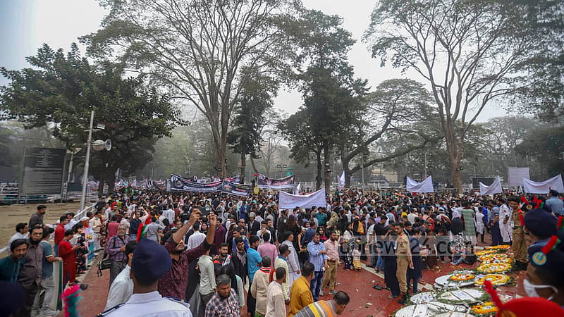একুশে ফেব্রুয়ারি শহীদ দিবস ও আন্তর্জাতিক মাতৃভাষা দিবসের সকালে&amp;nbsp; নানা বয়সী মানুষের ঢল নামে কেন্দ্রীয় শহীদ মিনারে।&amp;nbsp;ছবি: মাহমুদ জামান অভি