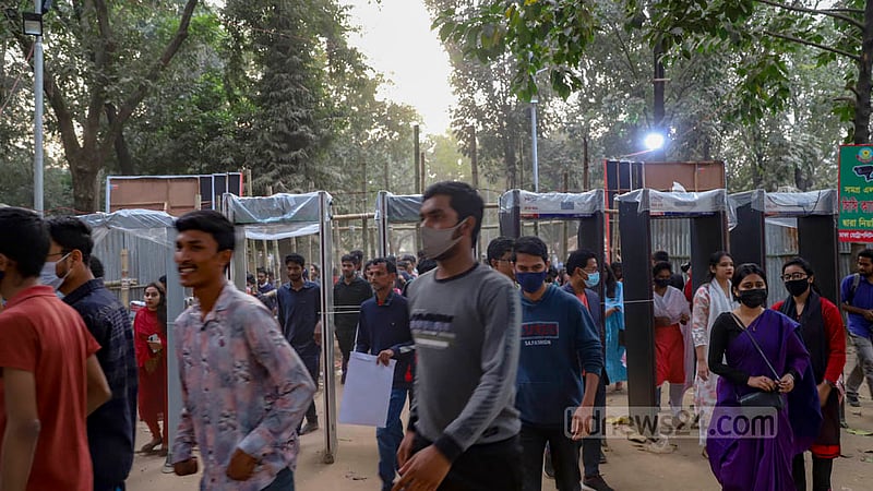 প্রধানমন্ত্রী শেখ হাসিনার উদ্বোধনের পর বইমেলায় ঢুকতে প্রবেশ পথে অপেক্ষায় থাকা দর্শনার্থীদের ভিড়।&amp;nbsp;ছবি: মাহমুদ জামান অভি