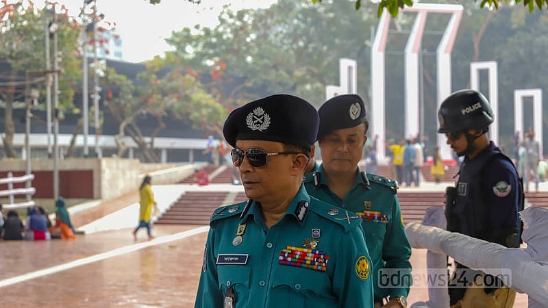 আন্তর্জাতিক মাতৃভাষা দিবসকে সামনে রেখে রোববার কেন্দ্রীয় শহীদ মিনারে নিরাপত্তা প্রস্তুতি পরিদর্শনে আসেন ডিএমপি কমিশনার খন্দকার গোলাম ফারুক। ছবি: আসিফ মাহমুদ অভি