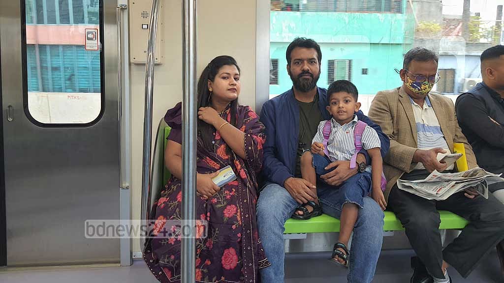 ছুটির দিনে মেট্রোরেলে