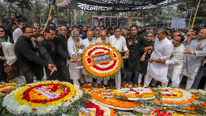 শহীদ দিবসে কেন্দ্রীয় শহীদ মিনারে বিএনপির কেন্দ্রীয় নেতাদের শ্রদ্ধা নিবেদন। ছবি: আসিফ মাহমুদ অভি