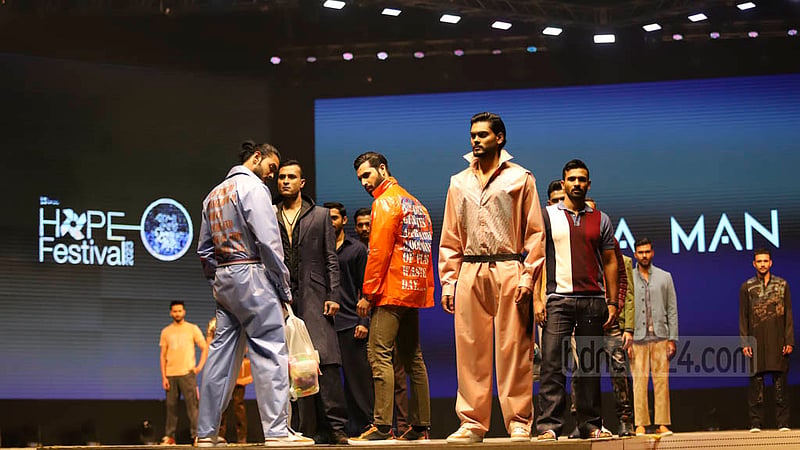 আর্মি স্টেডিয়ামে হোপ ফেস্টিভালে শুক্রবার দ্বিতীয় দিনে আড়ং এর পোশাকের ফ্যাশন শোতে বাহারি পোশাকে মডেলরা।&amp;nbsp;ছবি: মাহমুদ জামান অভি