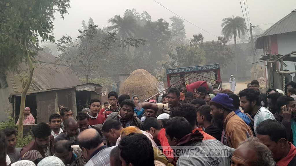 জয়পুরহাটে মাছবোঝাই ভটভটি উল্টে চালক নিহত