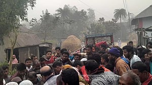 জয়পুরহাটে মাছবোঝাই ভটভটি উল্টে চালক নিহত