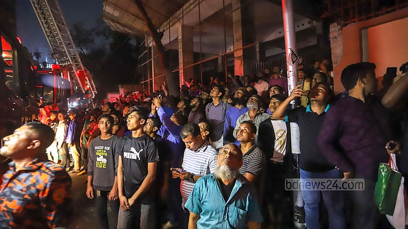 রাজধানীর গুলশান-২ নম্বরের একটি ভবনে আগুন লাগলে সেখান ভিড় করে উৎসুক মানুষ।