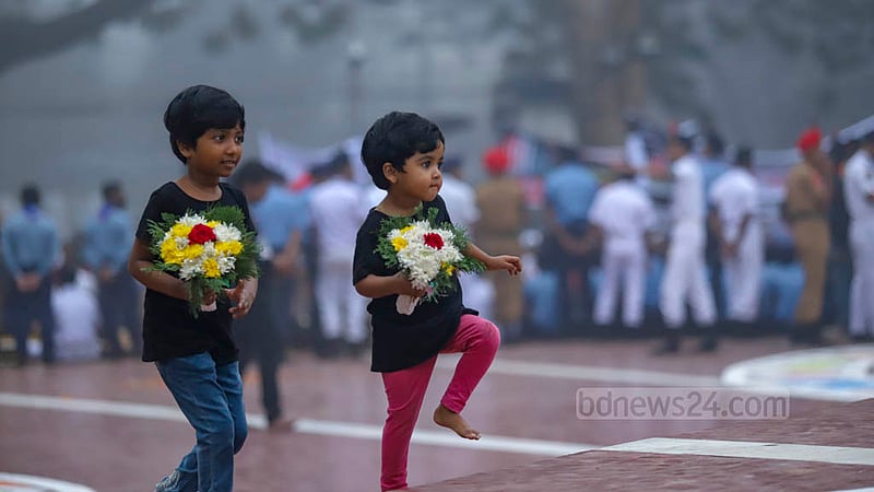 ভাষা শহীদদের প্রতি শ্রদ্ধা জানাতে মঙ্গলবার সকালে ফুল হাতে শহীদ মিনারে শিশুরা।&amp;nbsp;ছবি: মাহমুদ জামান অভি