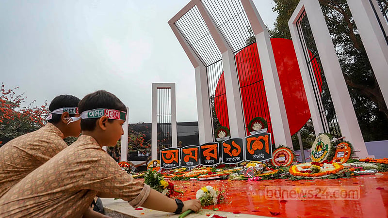 আন্তর্জাতিক মাতৃভাষা দিবসে প্রভাত ফেরির মিছিলে ফুল হাতে শিশুরা। ছবি: আসিফ মাহমুদ অভি