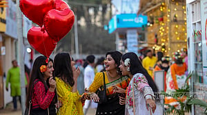 ভালোবাসার দিনে ফাগুনও ডাকছে
