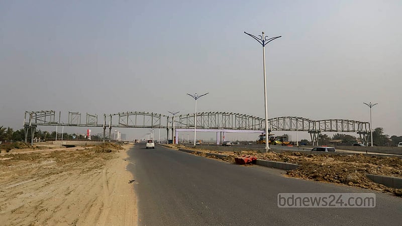 পূর্বাচল এক্সপ্রেসওয়েতে নির্মাণ করা হচ্ছে ফুটওভার ব্রিজ। ছবি: আসিফ মাহমুদ অভি