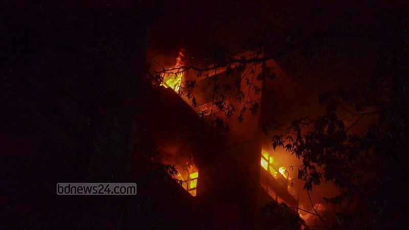 রাজধানীর গুলশান-২–এর ১০৪ নম্বর সড়কের ২/এ হোল্ডিংয়ের ১২ তলা ভবনে রোববার সন্ধ্যায় ভয়াবহ আগুন লাগে।